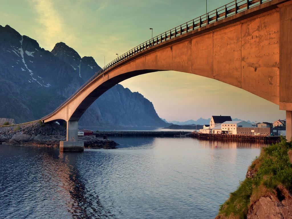 Fast Hotel Henningsvaer Exterior photo