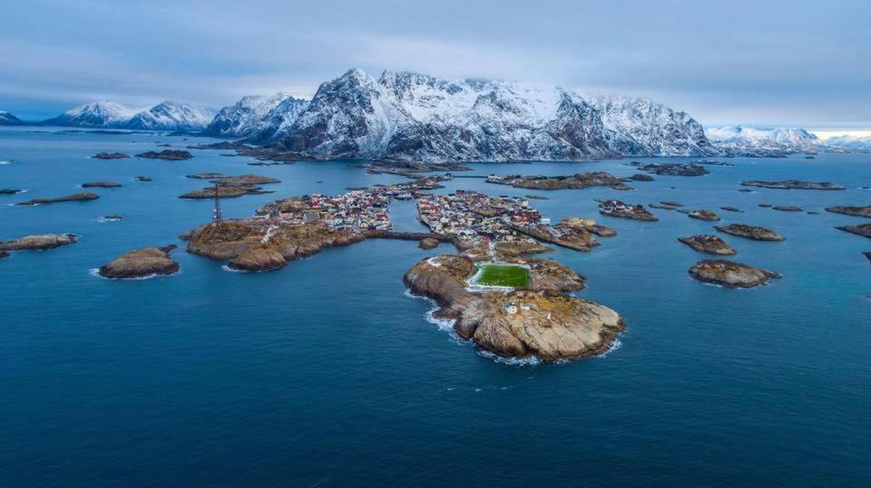 Fast Hotel Henningsvaer Exterior photo